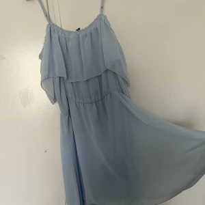 Klänning  - En asfin klänning från hm.  Kan gå Ner i pris. Har typ en volang på bröstet. Tryck gärna på köp nu. Köparen står för frakten 💞💞