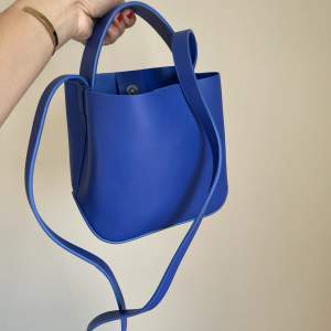Jättegullig blå väska ifrån Gina Tricot, använd typ två gånger! 💙💙💙