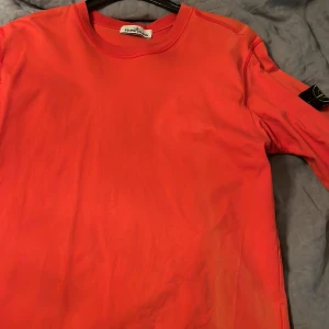 Sweatshirt  - Sweatshirt köpt på stone island i Stockholm lite solblekt på vänster ärmen 