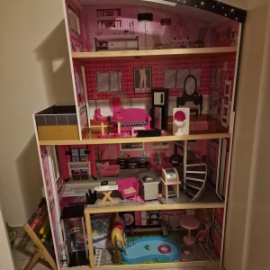 Dockhus med tillbehör. - Stort dockhus med flera tillbehör. I perfekt skick.