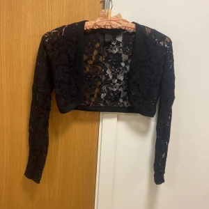 Bolero spets - Svart bolero i spets look. Söt till sommaren!  Stl xs/s. Använd men fint skick! Säljer i hopp om att den blir älskad av någon annan! 🖤
