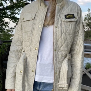 Barbour jacka - Beige jacka från Barbour. Använd ett fåtal gånger, jättefint skick! 