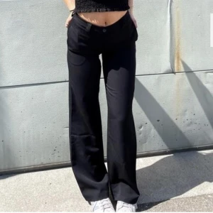 Kostymbyxor  - Säljer dessa lågmidjade kostymbyxor från design by si i storlek XXS🤍🤍 har sprätt upp dem längst ner så de blir lite längre. 