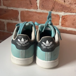 Stan Smith - Ascoola Stan Smith i strl 38 2/3, bra skick men är något smutsiga är däremot säker på att de försvinner i tvätten😊