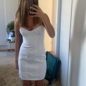 Zara klänning - Säljer min jätte fina zara klänning som jag köpte förra sommaren med den har tyvärr inte kommit till användning. Köptes för 359kr och jag säljer för 200kr+ frakt💓 Tryck inte på köp nu!