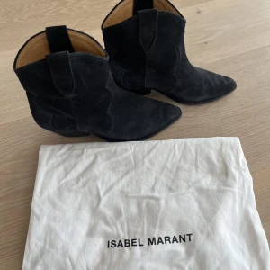 Isabel marant klackar - Såå snygga isabel marant klackar som tyvärr är för små för mig. Små i storleken💓Fint skick