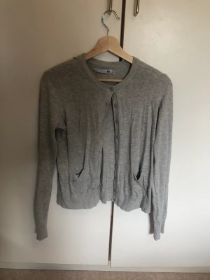 Kofta - Säljer en kofta från lager 157 i nyskick med små fickor. Storlek S  och säljes för 40+frakt