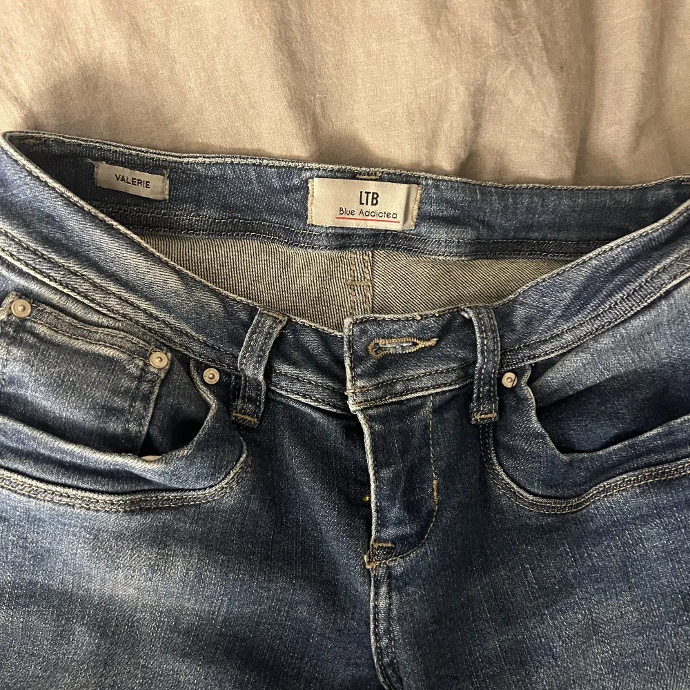 super snygga ltb jeans. modellen valerie. dom är bootcut och lågmidjade. väldigt bra skick. använda typ 1-2 gånger utanför hemmet,ananrs bara testade! ordinarie pris är 799💓 köpta på about you. skriv vid frågor eller köp. använd annars gärna köp nu.❤️. Jeans & Byxor.