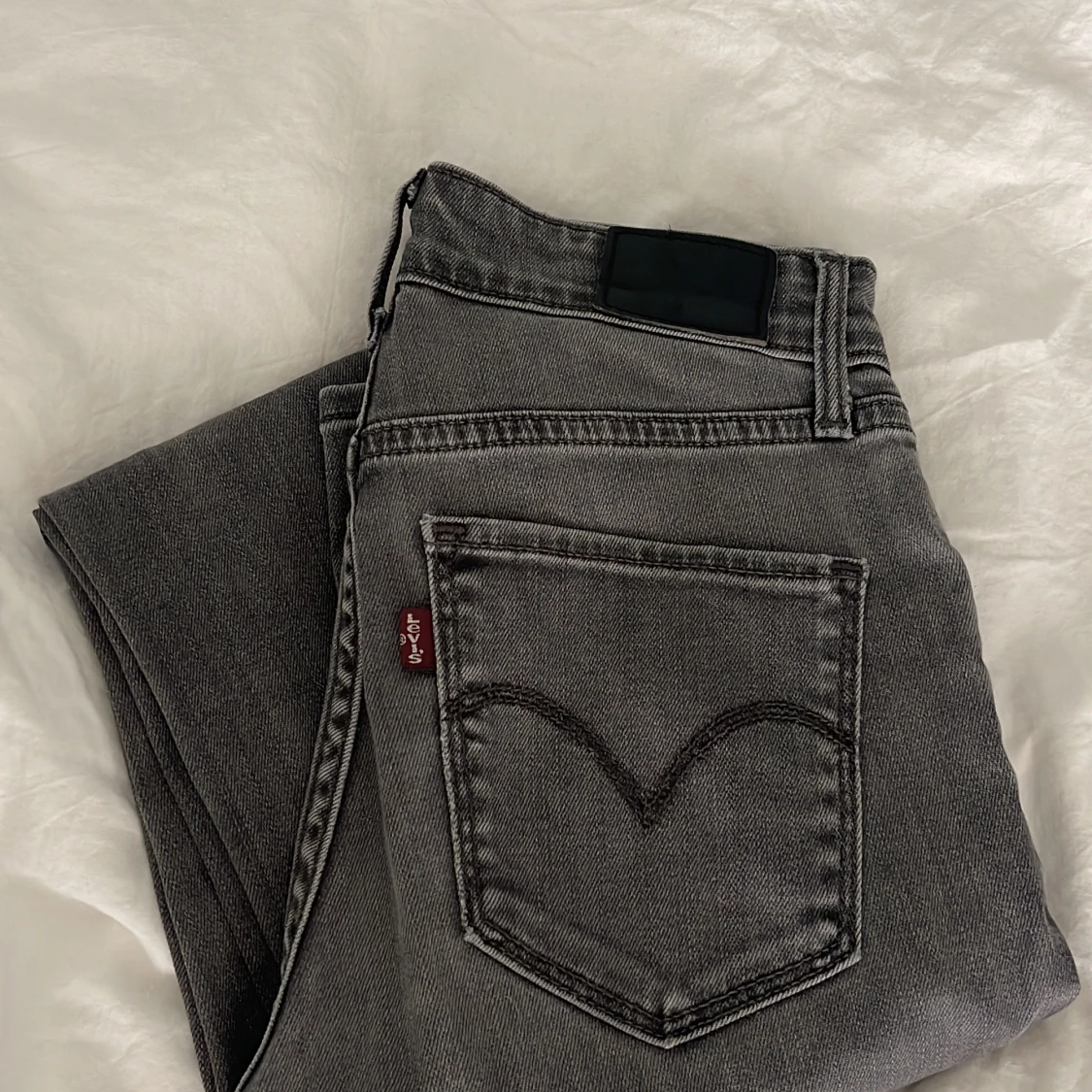 Gråa Levis jeans med slits