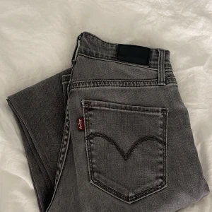 Gråa Levis jeans med slits - Gråa Levis med slits, slim, 23 i midja & 32 i längd 