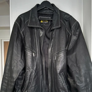 Vintage leather jacket - Size M/L  Dimensions - Waist - 62cm Length - 70.5cm Arm - 66cm