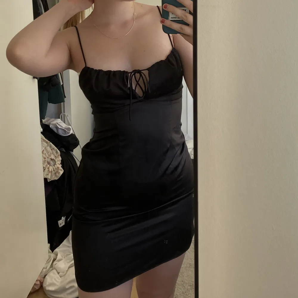 Perfekt liten svart klänning från topshop!! Tycker tyvärr den sitter lite för tight så därför säljer jag. Älskar knytdetaljen som får en enkel klänning se lite mer ”unik” ut🤍💫. Klänningar.
