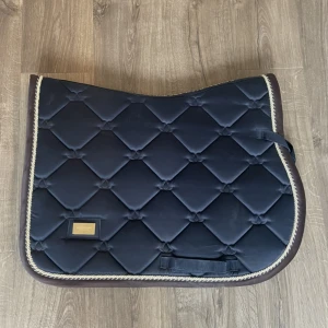 Equestrian Stockholm schabrak - ES schabrak i färgen Royal Classic. Använt enstaka gång och kan tvättas. Storlek full💓 Skriv vid frågor!