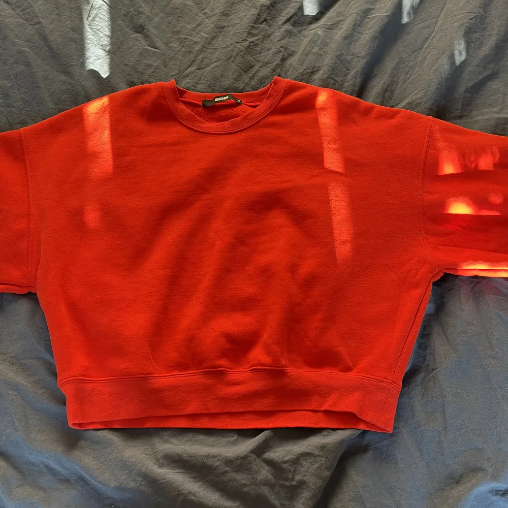 Vanlig röd tjock tröja från bik bok och materialet är jätte skönt 💗jag säljer den för den är förstor för mig. Ny pris 399 kr 🫶🏼💗. Hoodies.