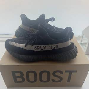 Säljer mina yeezy boost oreo i storlek 42,5. De har en liten skada vid fotknölen men inget man märker av med dem på. Köpta av SolePlus på instagram för ca 4 år sedan.