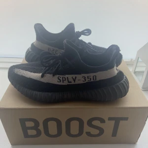 Yeezy Boost OREO - Säljer mina yeezy boost oreo i storlek 42,5. De har en liten skada vid fotknölen men inget man märker av med dem på. Köpta av SolePlus på instagram för ca 4 år sedan.