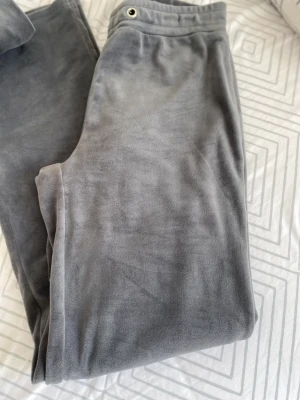 Mjukis sett  - Ett grått mjukis sätt från Gina tricot