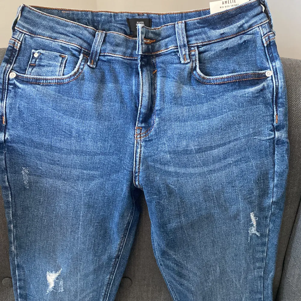 Petite jeans byxor ifrån riverisland storlek eu:36 Väldigt tjock material . Jeans & Byxor.