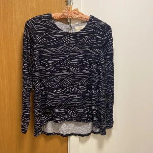 Blus från 365 - Söt blus i viscose/elastane från 365 i stl S. Sparsamt använd. Säljer i hopp om att någon använder den mer än jag har gjort 💙