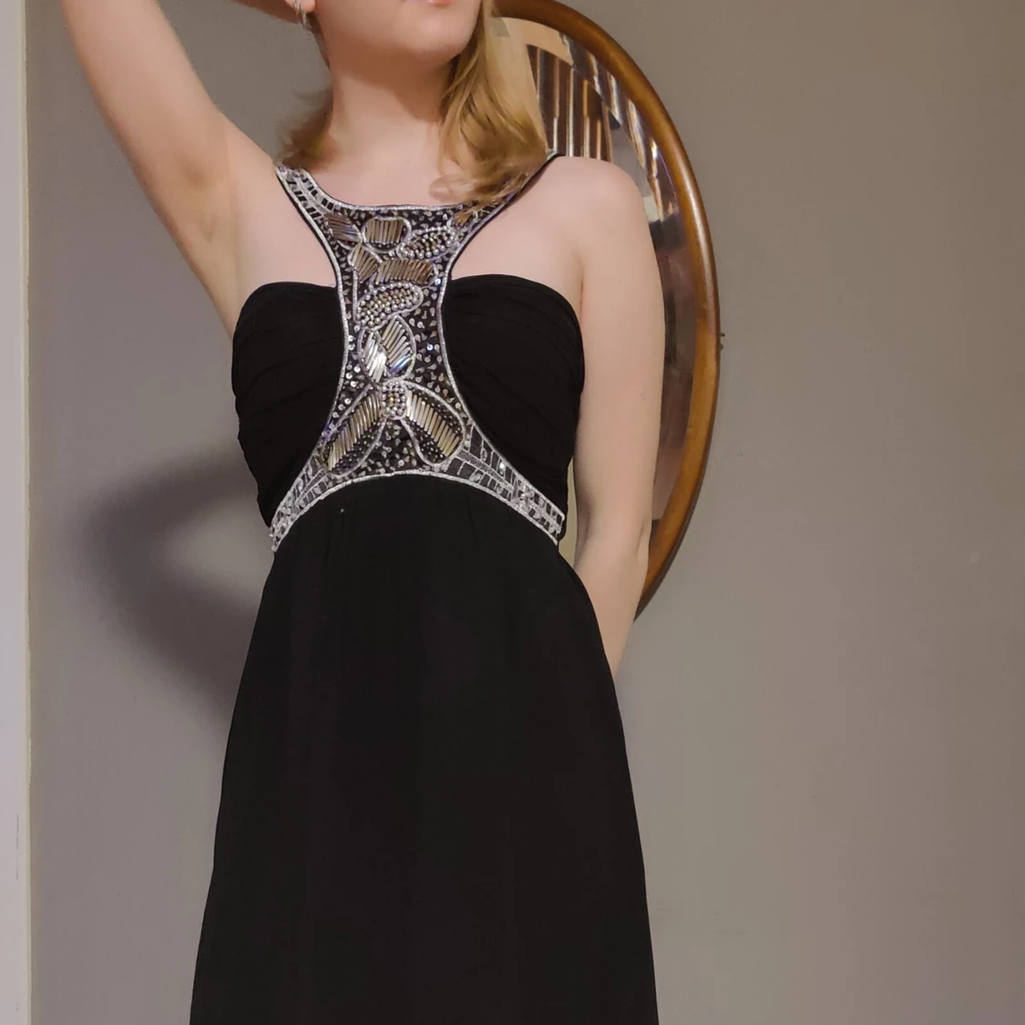 Svart festklänning lång, pärlbroderi