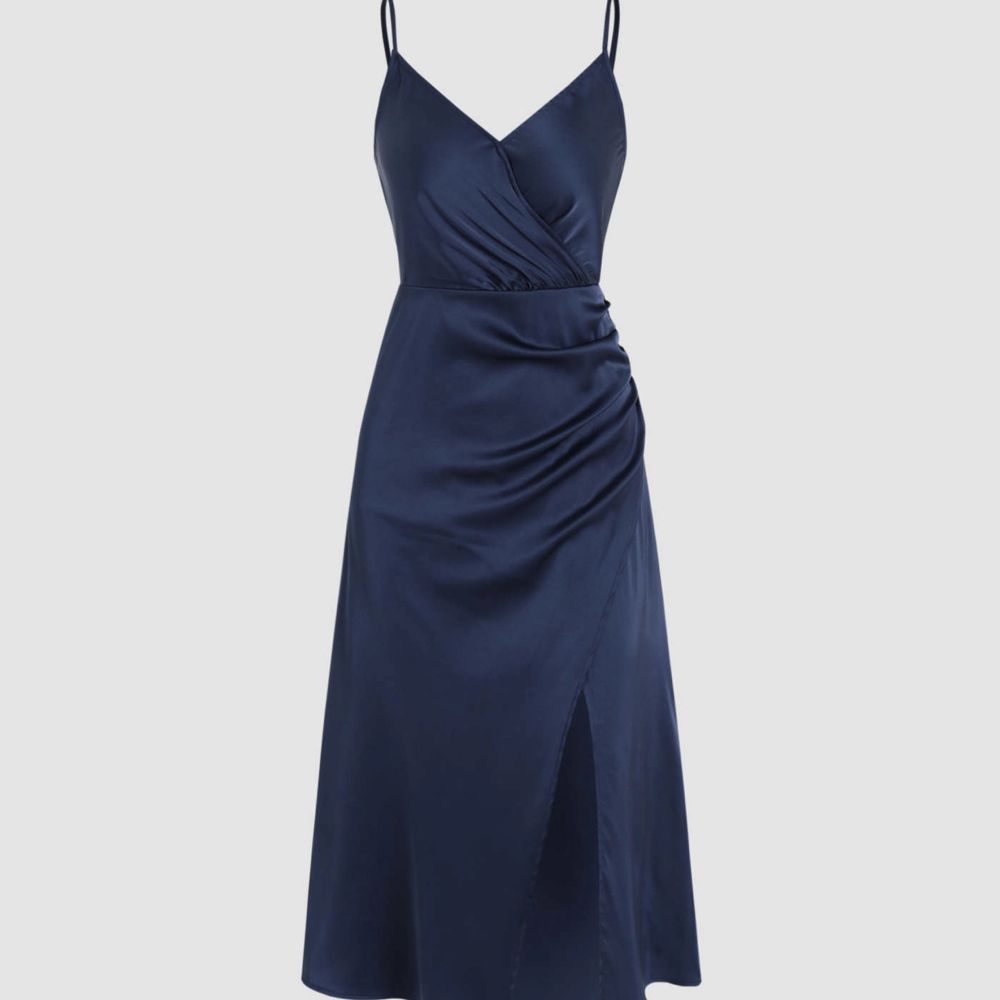 En HELT NY marinblåklänning som är ifrån cider. LAPPEK KVAR! Säljer då jag valde en annan klänning. Frakt ingår! Ställ gärna frågor ❤️❤️. Klänningar.