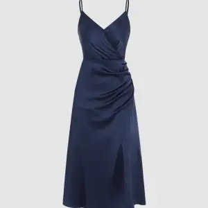 En HELT NY marinblåklänning som är ifrån cider. LAPPEK KVAR! Säljer då jag valde en annan klänning. Frakt ingår! Ställ gärna frågor ❤️❤️