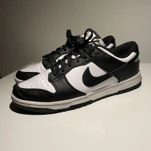 Nike Dunk Panda (2021 Womens’s)  - Säljer min systers Nike dunk Panda’s, generellt är de i väldigt gott skick! Tyvärr lite creasade där fram (framhävs då man inte har de på sig)  (Tyvärr har hon slängt lådan) Pris går att diskutera