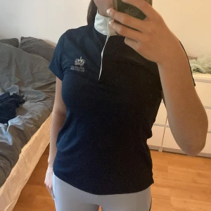 Ridtröja  - Säljer denna ridtröja då jag slutat  på ridning jätte bra skick