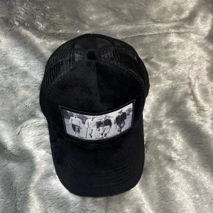 Velvet keps svart  - Den är oanvänd  och väldigt snygg men Förstorare för just mig 