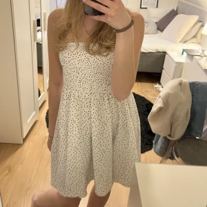 Sommarklänning  - En vit prickig sommarklänning från shein. Väldigt fin och i bra skick💞