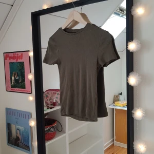 Grön tröja  - Fin tröja som har bra skick, inga skadorv och fint och stretchigt material. Säljer för att den kommer aldrig till användning!