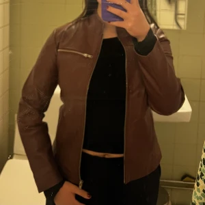 Vintage läderjacka skinnjacka leatherjacket skinnjacka bikerjacka motorcykeljacka läder leather vinröd röd jacka jacket  - Svincool vintage läderjacka (äkta läder), upplevs som en strl: M. 