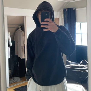 Svart hoodie med tryck  - En svart hoodie köpt från plick, säljs då den inte passar längre. Är en M men sitter som S. Saknar tyvärr snören. kvalite: 7,5/10. Undrar du något så är det bara att fråga.