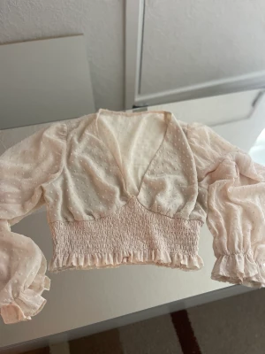 Blus - Vit blus från shein. I storlek 36.