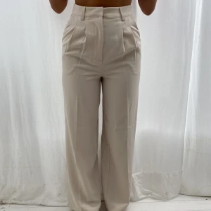 Kostymbyxor - Super snygga beiga kostymbyxor från Bikbok. Helt oanvända!!🤍🤍