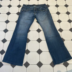 Jeans - Midjemått tvärs över 38cm innerbenslängd 73cm