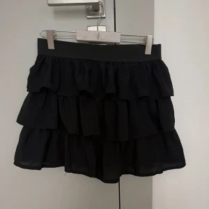 Söt kjol - Säljer denna söta kjol för har ingen topp som passar till den