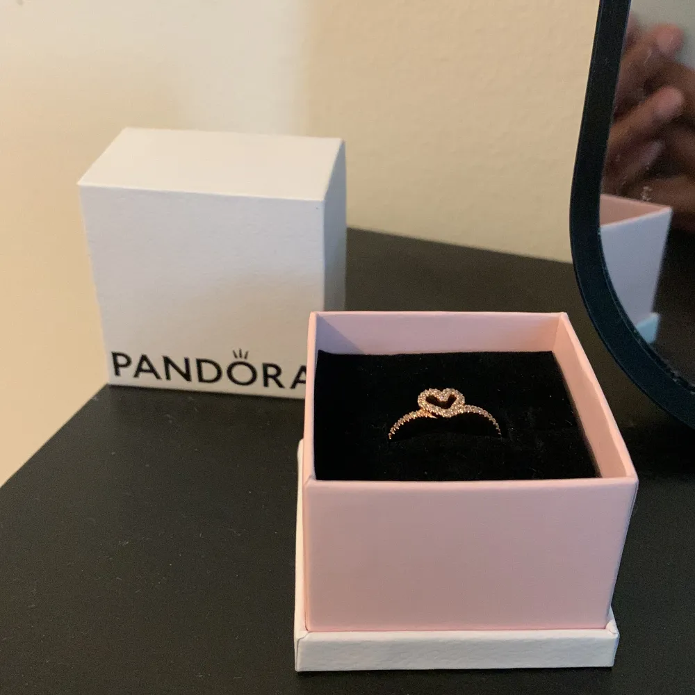 Säljer en Pandora-ring och den är, den senaste, aldrig använd. Säljer den för att jag tänkte att den kanske är för yngre tjejer eftersom den har ett hjärta i sig. Om du är från Sverige Stockholm, hör av dig så kan vi prata i detalj. Storlek 48 i ringstorl. Accessoarer.
