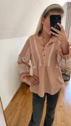 Blus - En jättefin blus som endast är använd en gång märket är odd molly