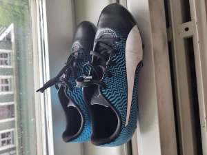 Fotbollsskor  - Säljer dotterns fotbollsskor som hon ej använder längre, stl 35, i väldigt bra skick, dom är både för pojke/flicka 