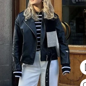 Skinnjacka  - Super fin skinnjacka som tyvärr inte kommer till användning från Nelly i storlek 36, nyskick använd fåtal gånger, nypris är 649kr mitt pris 300 pris kan diskuteras. Perfekt jacka en sommarkväll eller till hösten