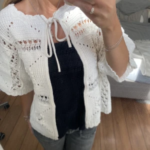 Zara kofta - Säljer denna slutsålda vita koftan från zara. Nypris 500kr. Har använts den väldigt sparsamt så den är i gott skick. Har du några frågor så är det bara att höra av sig🫶🏻