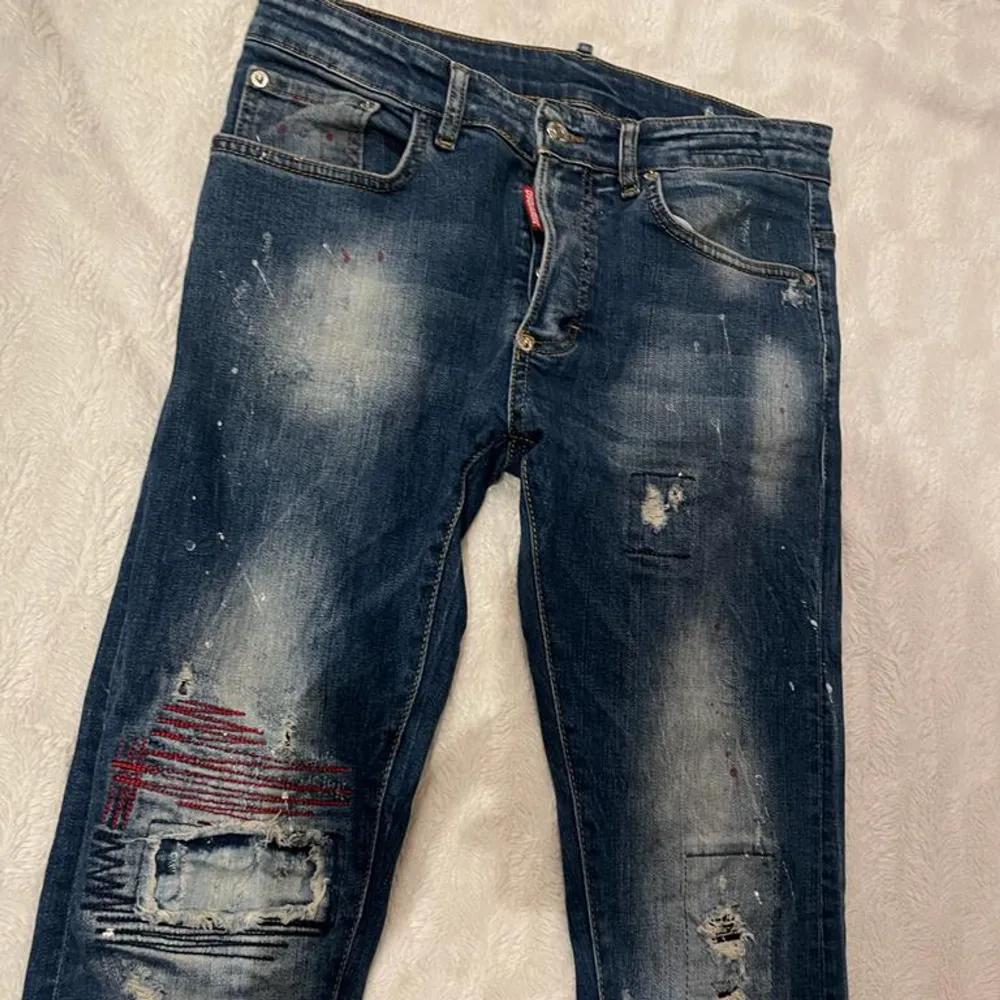 Jätte snygga dsq jeans med fina detaljer passar mig perfekt som har S även knappt använda då jag har andra av samma märke som jag använder mer!. Jeans & Byxor.