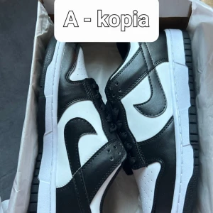 Panda skor - Ser exakt ut som den riktiga. Man märker knappt skillnaden. Väldigt fin pris, man får med nike boxen. Alla storlekar finns