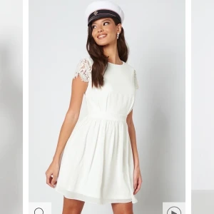 Studentklänning  - Säljer denna helt oanvända studentklänningen med prislappar o allt kvar då jag hittat en annan. Sitter precis som på bilden. Storlek 34, slutsåld i denna storlek på hemsidan. Köpt för 999kr men säljer för 600kr 💕💕 fraktalternativ samt pris kan diskuteras 