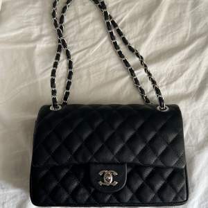 Chanel inspirerande väska, superfint skick. Medium storlek. 