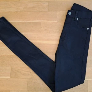 Dr Denim jeans - Säljer ett par Dr Denim jeans i storlek XS. De är SMÅ i storleken så skulle säga att de sitter som en XXS. Pris 100kr + frakt. Betalning sker via SWISH och jag skickar enbart med posten. Referenser finns från mina tidigare köpare. Skicka PM vid intresse 