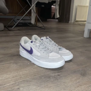 Nike sb skor - Tja! Säljer mina 1 år gamla Nike sb skor som jag har hållit i bra skick! Vid fler frågor skriv dm!😊