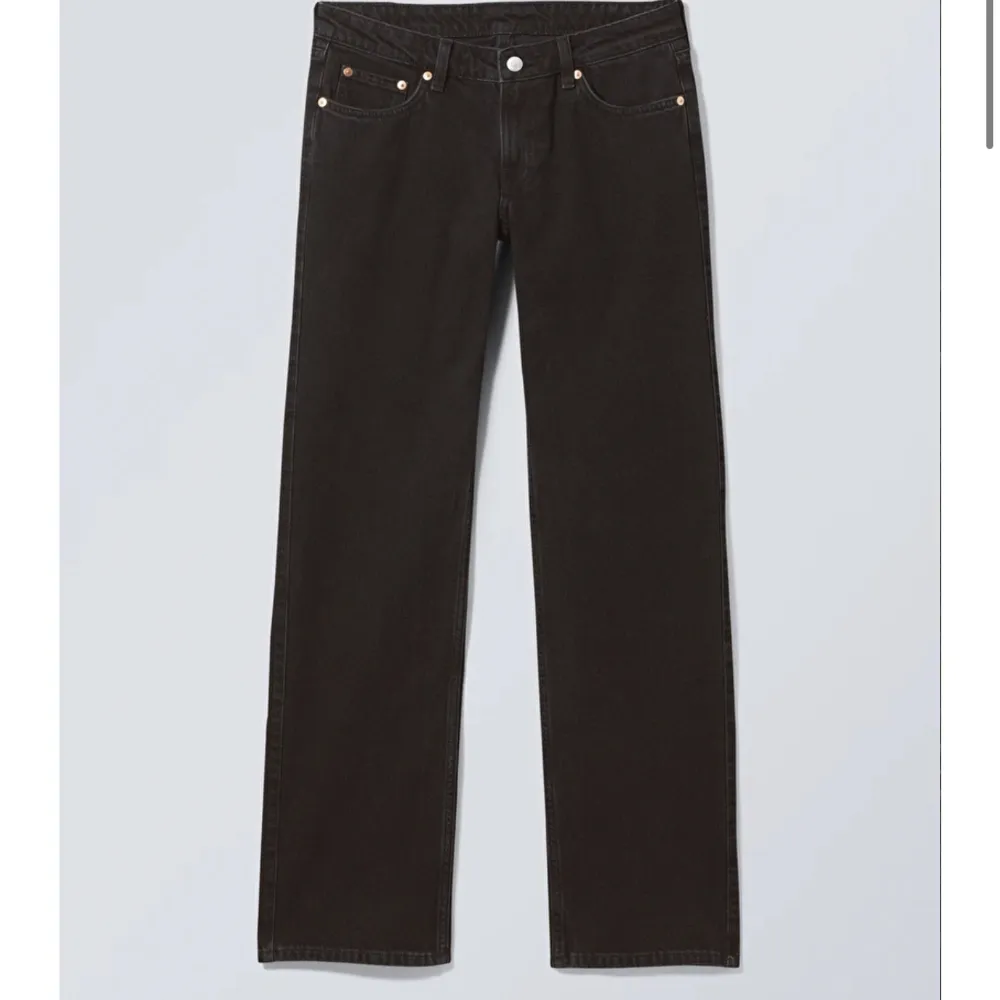 Säljer mina lågmidjade weekday jeans då dom inte kommer till användning. Storlek 30 i längden och 27 på midjan. Som nya och har inga defekter på sig. Pris kan absolut diskuteras💞. Jeans & Byxor.