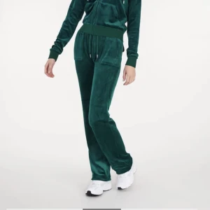  Juicy Couture set  - Säljer nu mitt juicy couture set i mörk grön då det inte kommer till andvändning längre. Inga saker alls är i ny skick. Kom privat om ni har frågor💗🎉